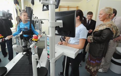 Tallinna Lastehaigla sai 79 200 eurose kõnniroboti lisaseadme