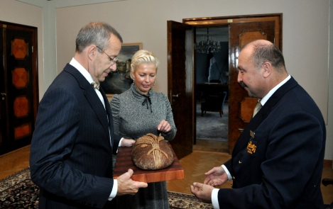 Эстонский союз хлеба подарил президентской чете хлеб из свежей муки