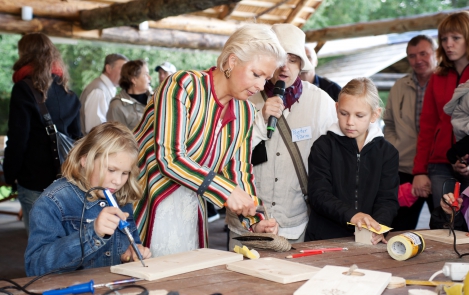 Mrs. Evelin Ilves visited Domestic Bread Day at Estonian Open Air Museum