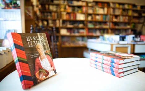 Сегодня Эвелин Ильвес выпустила свою кулинарную книгу «Дарованный вкус»