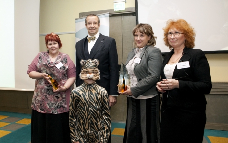 Президент Ильвес наградил титулом «Тигровый деятель 2011» валгаскую учительницу Эву Тсепурко и Конгутаскую школу