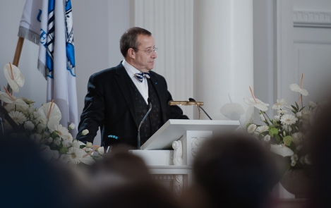 Vabariigi President teenetemärkide kätteandmisel Tartu Ülikooli aulas, 23. veebruaril 2012