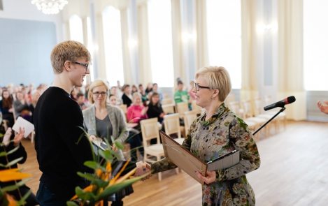 Evelin Ilves ja Erki Nool tunnustasid kergejõustiklast Jorgen Liivi tema koolipere ees