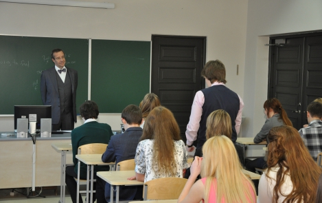 President Ilves andis ühiskonnaõpetuse tunni ja helistas abiturientidele viimast koolikella