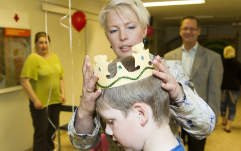 Evelin Ilves watched puppet theatre performance with children’s hospital patients