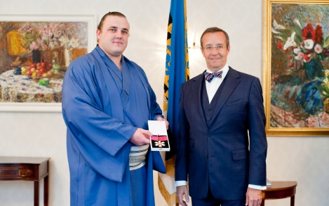 President Ilves handed over decoration to sumo wrestler Höövelson