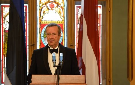 Eesti Vabariigi President Toomas Hendrik Ilves Läti Vabariigi presidendi Andris Bērziņš’i pakutaval ametlikul õhtusöögil Riias 5. juunil 2012