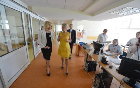 Эвелин Ильвес посетила Детскую клиническую больницу Латвийского университета
