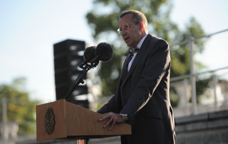 The President of Estonia At the Reception on the Occasion of the 21st Anniversary of the Restoration of Estonian Independence In the Kadriorg Rose Garden, 20 August 2012