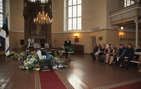 President Toomas Hendrik Ilves teenistusülesande täitmisel hukkunud maat Marko Knapsi leinatalitusel Pärnu Eliisabeti kirikus 25. augustil 2012