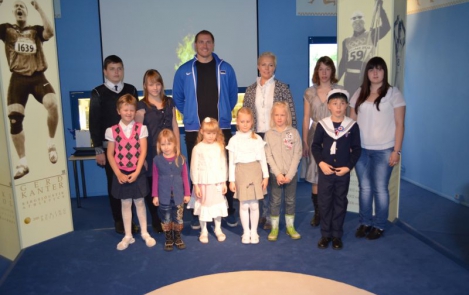 Evelin Ilves and Gerd Kanter meet children at the Estonian Sports Museum