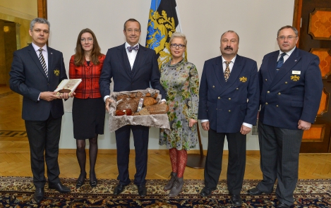 Eesti Leivaliit kinkis presidendipaarile uudseleiva