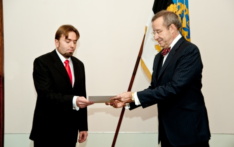 Senior research specialist in biochemistry and vascular surgeon Jaak Kals received the Young Scientist Award from the Head of State