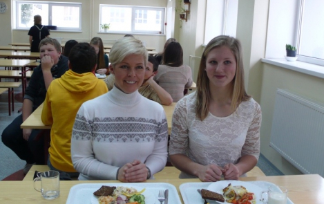 Эвелин Ильвес и Эрки Ноол выразили в Йыхвиской гимназии признание молодой легкоатлетке Реэне Колл, которая установила новый рекорд Эстонии по прыжкам с шестом среди женщин