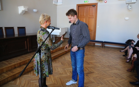 Evelin Ilves and Toomas Tõniste acknowledged rower Jüri-Mikk Udam in front of his school family