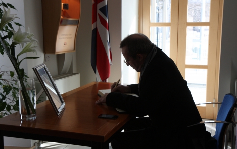President Ilves tegi Briti saatkonnas sissekande kaastunderaamatusse