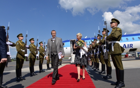 President Ilves ja Evelin Ilves saabusid riigivisiidile Leetu