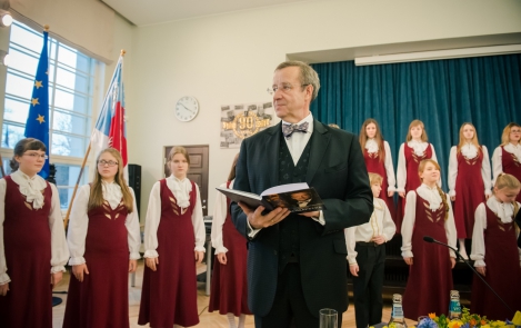 President Ilves presented a compilation of his speeches in Russian