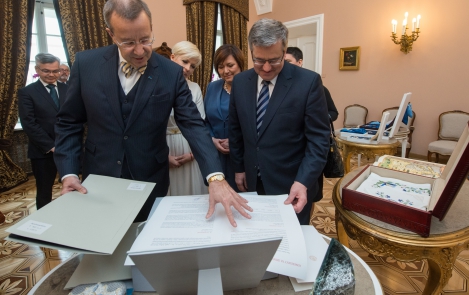 News in pictures: a present to the President of Poland 