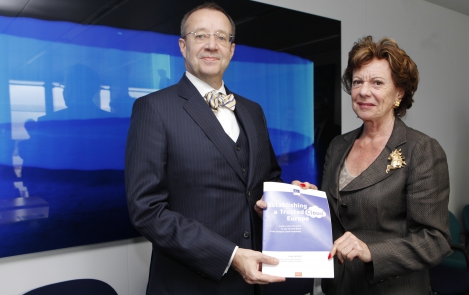 Piltuudis: President Ilves andis Neelie Kroes’ile üle Euroopa pilvetehnoloogia visiooniraporti
