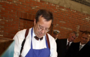 President Toomas Hendrik Ilves visited Wienerberger AS brick factory at Aseri where he himself moulded a handmade brick.