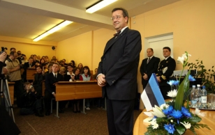 President Toomas Hendrik Ilves delivered a lecture during a civic education lesson at the Narva Humanitarian Gymnasium.