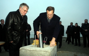 President Toomas Hendrik Ilves osales Sillamäel koos AS Sillamäe Sadam nõukogu esimehe Tiit Vähiga uue läänekai nurgakivi paneku tseremoonial.