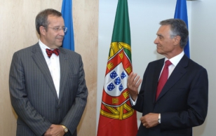 In New York President Ilves presented the Order of the Cross of Terra Mariana to Portuguese President Anibal Cavaco Silva