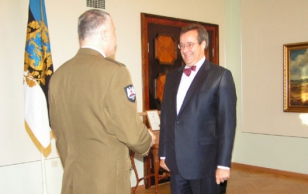 Handing over an Estonian Defence Forces Officer's Sword to President Ilves