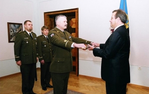 Eesti Reservohvitseride Kogu andis president Toomas Hendrik Ilvesele üle Eesti Kaitseväe ohvitseri mõõga.