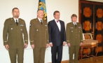 Eesti Reservohvitseride Kogu andis president Toomas Hendrik Ilvesele üle Eesti Kaitseväe ohvitseri mõõga