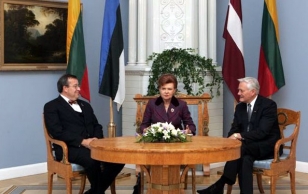 Balti riigipeade töökohtumine Vilniuses. Vasakult: president Toomas Hendrik Ilves, Läti president Vaira Vike-Freiberga, Leedu president Valdas Adamkus.