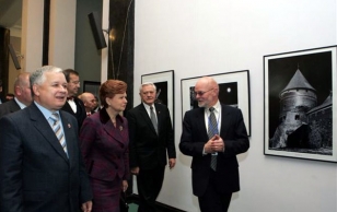 Balti riigipead ja Poola president osalesid Eesti, Läti, Leedu ja Poola vaheliste diplomaatiliste suhete taastamise 15. aastapäevale pühendatud näituse avamisel Leedu Rahvusraamatukogus.