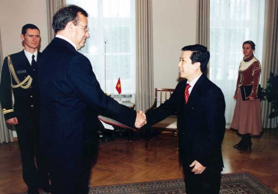 President Toomas Hendrik Ilves võttis vastu Vietnami Sotsialistliku Vabariigi suursaadiku Tran Ngoc An'i, kes esitas oma volikirja.