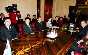 President Toomas Hendrik Ilves kohtus Kadriorus Hiina Rahva poliitilise konsultatiivkonverentsi rahvusliku komitee esimehega Jia Quingliniga.