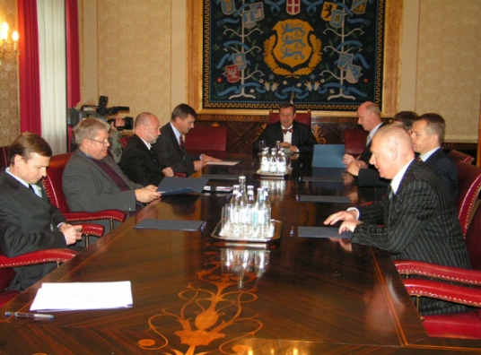 Vabariigi President kohtus Kadriorus riigikaitse nõukoguga