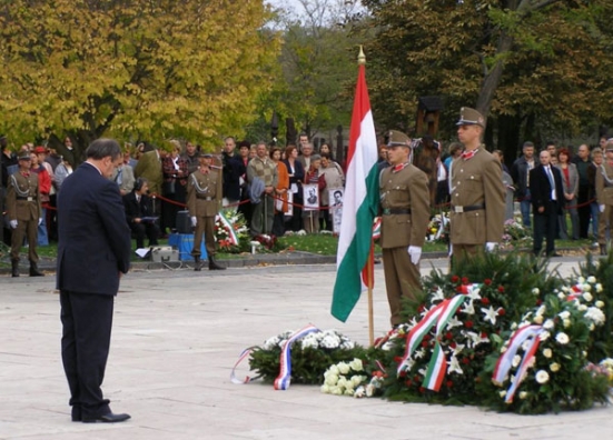President Toomas Hendrik Ilves osales 1956. aasta Ungari Revolutsiooni ja Vabadusvõitluse 50. aastapäeval Budapestis ja asetas lillekimbu Imre Nagy hauale.