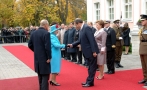 President Toomas Hendrik Ilves ja Evelin Ilves tervitamas Eestisse riigivisiidile saabunud Tema Majesteet kuninganna Elizabeth II-t ja Tema Kuninglikku Kõrgust Edinburghi hertsogit