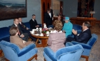 President Toomas Hendrik Ilves ja Evelin Ilves tervitamas Eestisse riigivisiidile saabunud Tema Majesteet kuninganna Elizabeth II-t ja Tema Kuninglikku Kõrgust Edinburghi hertsogit