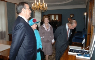 President Toomas Hendrik Ilves ja Evelin Ilves kohtumas Eestisse riigivisiidile saabunud Tema Majesteet kuninganna Elizabeth II ja Tema Kuningliku Kõrguse Edinburghi hertsogiga