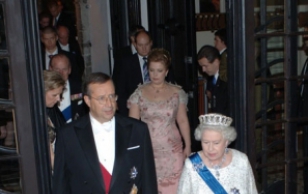President Toomas Hendrik Ilves ja Tema Majesteet Kuninganna Elizabeth II sisenemas Mustpeade majja pidulikule õhtusöögile Tema Majesteedi Kuninganna Elizabeth II ja Tema Kuningliku Kõrguse Edinburghi hertsogi Prints Philipi auks