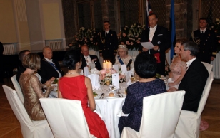 President Toomas Hendrik Ilves kõnelemas pidulikul õhtusöögil Tema Majesteedi Kuninganna Elizabeth II ja Tema Kuningliku Kõrguse Edinburghi hertsogi Prints Philipi auks Mustpeade majas.