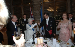Tema Majesteet Kuninganna Elizabeth II ja Tema Kuninglik Kõrgus Edinburghi hertsog Prints Philip ning Vabariigi President Toomas Hendrik Ilves ja Evelin Ilves pidulikul õhtusöögil Mustpeade majas