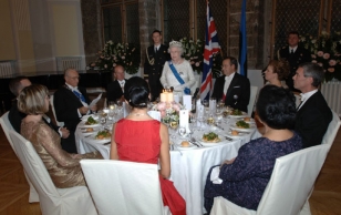 Tema Majesteet Kuninganna Elizabeth II kõnelemas pidulikul õhtusöögil Mustpeade majas.