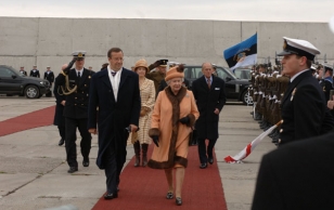 President Toomas Hendrik Ilves and Her Majesty Queen Elizabeth II. A farewell ceremony in the Tallinn Old Harbour.