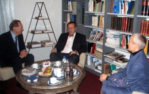 President Toomas Hendrik Ilves kohtus Soomes tuntud ühiskonnategelase Max Jakobsoniga (vasakul).