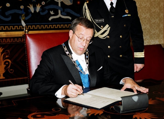 Vabariigi President Toomas Hendrik Ilves allkirjastamas suursaadikute volikirju