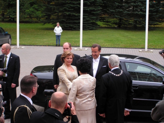 Vabariigi President ja pr Ingrid Rüütel tervitavad peauksel Toomas Hendrik Ilvest ja Evelin Ilvest