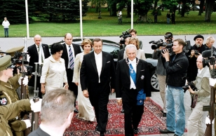 Vabariigi President ja valitud president Toomas Hendrik Ilves sisenemas Vabariigi Presidendi Kantselei hoonesse