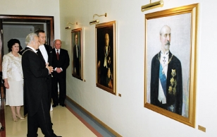 President of the Republic and the President-elect Toomas Hendrik Ilves stopping in front of the Gallery of Estonian Head's of State.